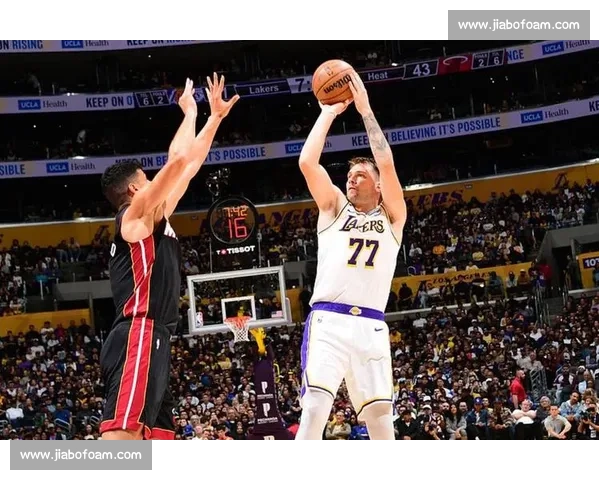 湖人战胜热火收获关键胜利东契奇三双领衔湖人进攻火力全面爆发